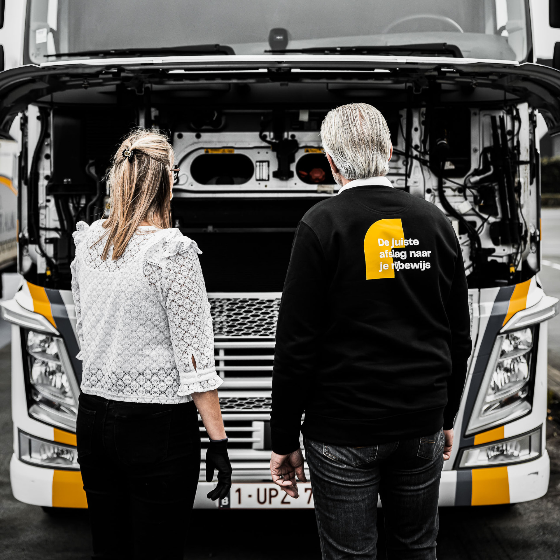 Een Topper-instructeur en cursist bij een vrachtwagen